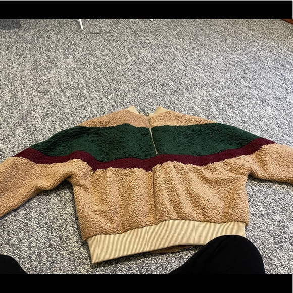 Sherpa jacket perfect for spring or fall - Picture 2 of 5